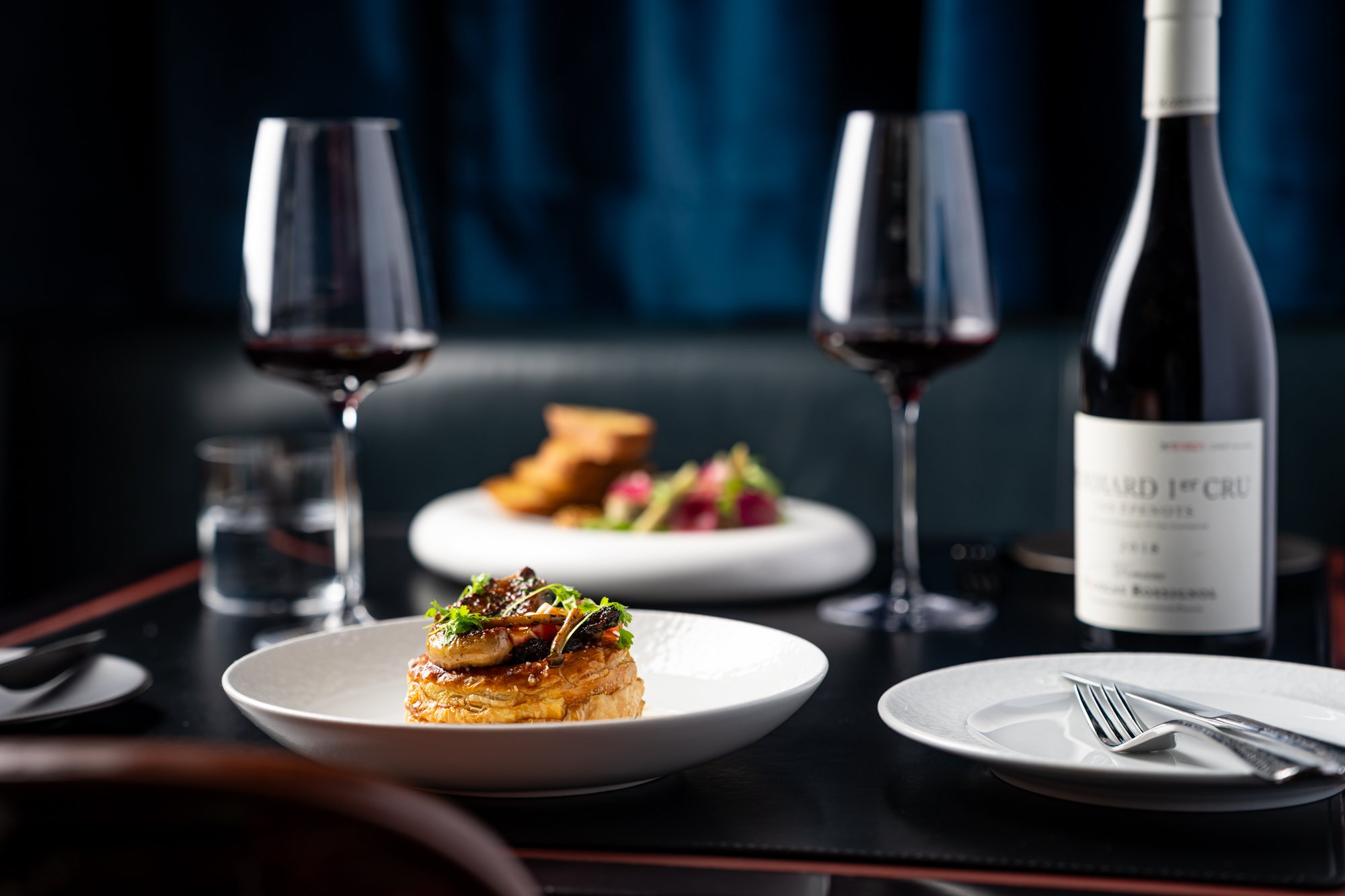 Wine and dining table at Restaurant Lucie